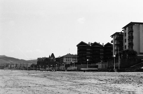 Zarauzko malekoian (Muskaria urbanizazioaren parean) dauden txaletak eta etxeak.