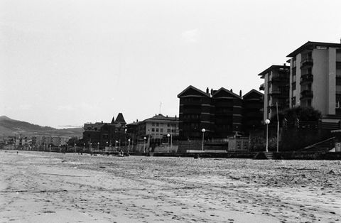Zarauzko malekoian (Muskaria urbanizazioaren parean) dauden txaletak eta etxeak.