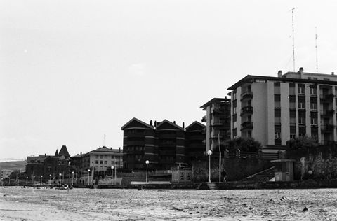 Zarauzko malekoian (Muskaria urbanizazioaren parean) dauden txaletak eta etxeak.