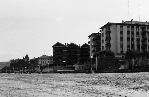 Zarauzko malekoian (Muskaria urbanizazioaren parean) dauden txaletak eta etxeak.