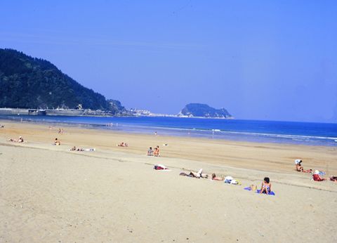 Zarauzko hondartza, eta, atzean, Getariako arratoia