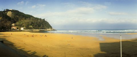 Zarauzko hondartza, eta, atzean, Santa Barbara mendia