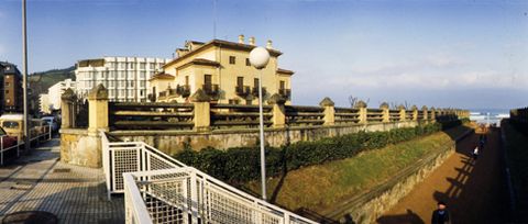 Villa de Zarautz en las inmediaciones de la playa