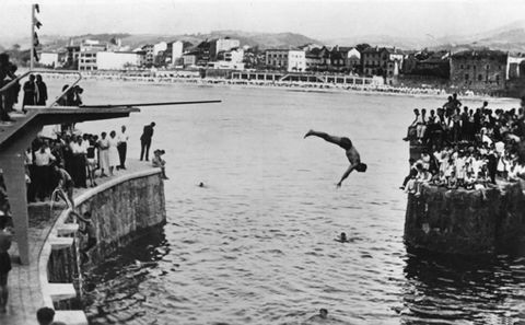 Zarauzko portuan uretara salto egiten