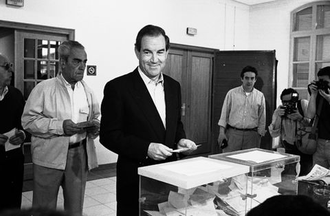 Karlos Garaikoetxea lehendakaria bozkatzen, 1990eko hauteskunde autonomikoetako hautes-egunean