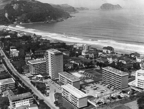Airetik ateratako Zarauzko bista, eta, atzean, hondartza
