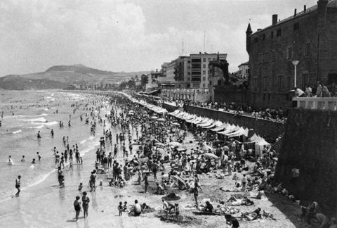 Bañistas en la playa de Zarautz