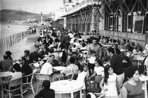 Jendea Zarauzko malekoiko terrazetan