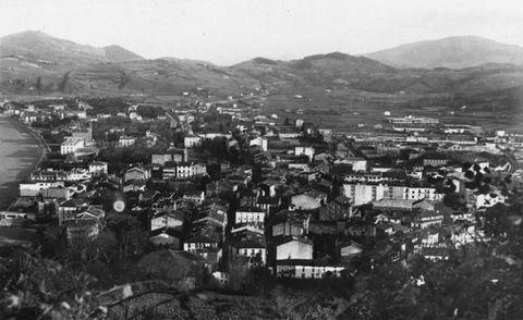 Zarauzko hondartzaren panoramika, Santa Barbara menditik begiratuta.