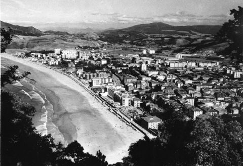 Zarauzko herriaren panoramika, Santa Barbara menditik begiratuta