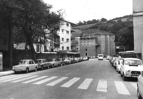 Zarauzko kale bat, eta, atzean, parrokia
