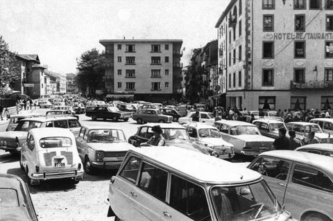 Tráfico urbano en el centro de Zarautz