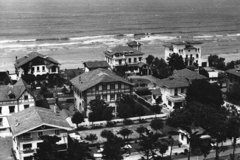 Zarauzko hondartzaren ondoan zeuden etxeen panoramika
