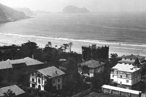 Zarauzko hondartzaren ondoan zeuden etxeen panoramika