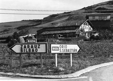 Errepide-seinalea Zarauzko bidegurutze batean