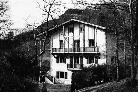 Falangeko emakumeen egoitzaren fatxada. Zarautz