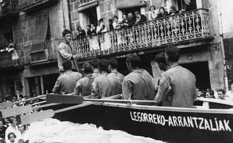 Zarauzko Euskal Jaietako karroza-desfilean parte hartu zuten karrozak