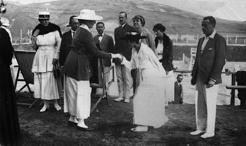 Victoria Eugenia erregina Zarauzko Real Golf Klubean jokatutako tenis-txapelketa batean