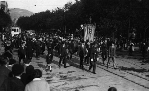 Desfile de la Banda Municipal de Eibar por el boulevard de San Sebastián