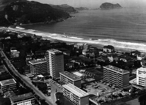 Zarauzko panoramika, eta, atzean, hondartza