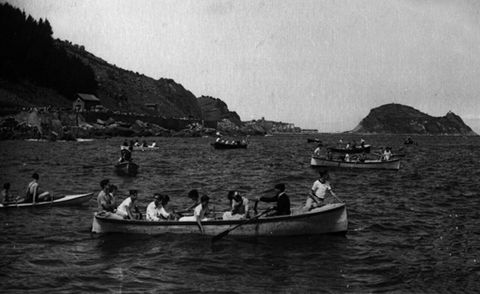 Zarauztarrak itsasoan, ontzietan sartuta, estropadak ikusten