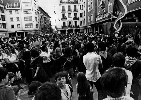 Regatas. Ambiente en la calle tras disputarse la bandera de Zarautz