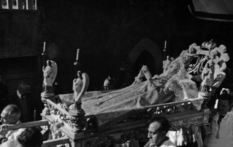 Procesión de la Vírgen Dormida por las calles de Zarautz