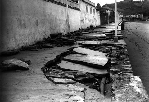 Ekaitzak Zarauzko malekoiko lurreko asfaltoan eragindako kalteak