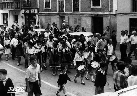 Desfile de txistularis en la fiesta vasca de 1977 de Zarautz