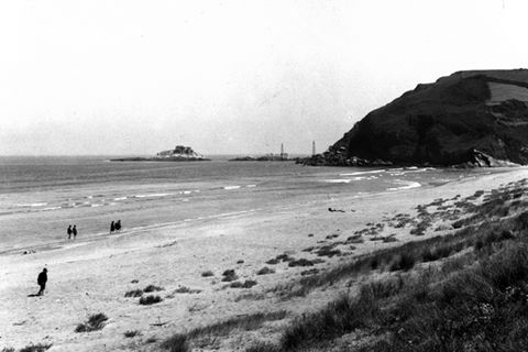 Zarauzko dunak eta, atzean, Talaimendi mendia