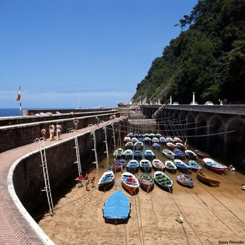 Ontziak Zarauzko portuan lotuta