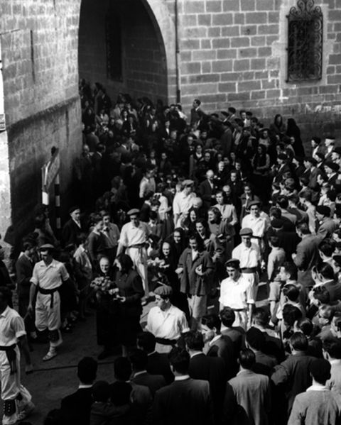 Zaharren omenez Zarautzen egindako festa. Parrokiatik irteten