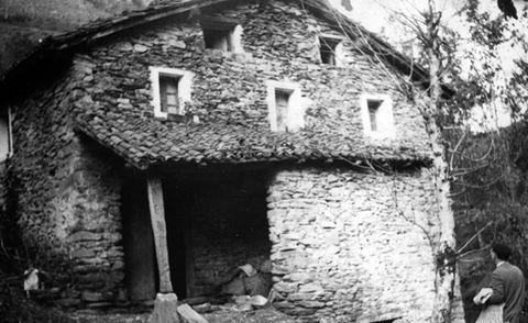 Basarri bertsolaria jaio zen Errezilgo “Granada” baserriaren fatxada