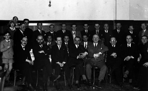 Politikako eta euskal kulturako hainbat ordezkariren talde-argazkia, 30eko hamarkadan