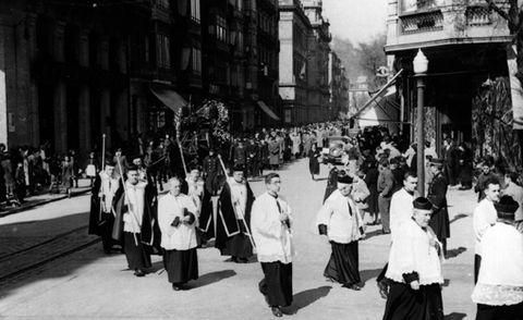 Cortejo fúnebre del arquitecto Ramón Cortázar por las calles de San Sebastián