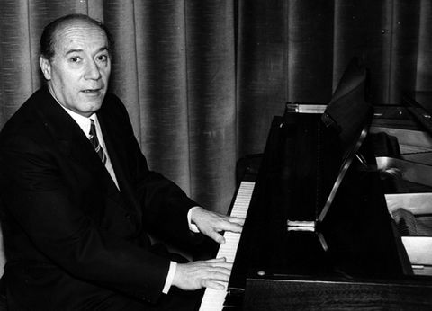 El compositor Francisco Escudero tocando el piano