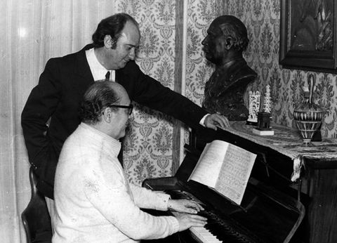 Francisco Escudero musikagilea pianoa jotzen, Javier Aranburu kazetariaren aurrean