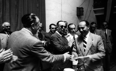 El compositor Francisco Escudero tocando el piano ante el periodista Javier Aranburu