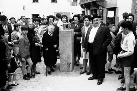 Inauguración de una escultura en homenaje al bertsolari Udarregi en Usurbil