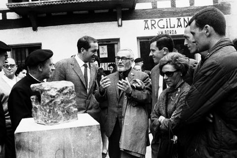 Udarregi bertsolariaren omenez egindako eskultura baten inaugurazioa, Usurbilen
