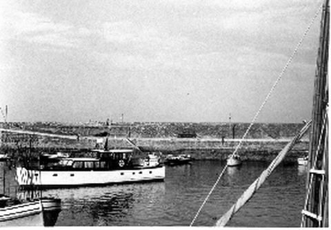 Yate bat Getariako portuan amarratuta