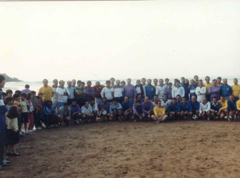 Futbol taldeak hondartzan