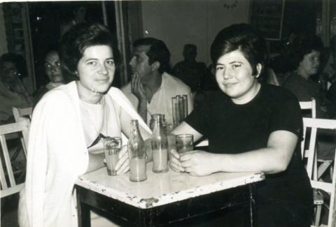 Adela Feijoo con una amiga en la plaza de la Música