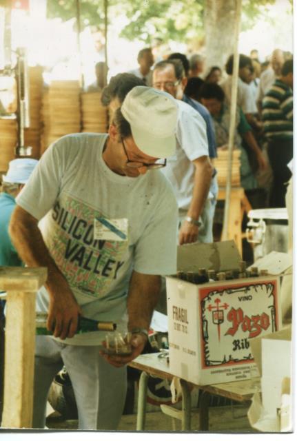 Día de Galicia: Aquilino Feijoo sierviéndose vino