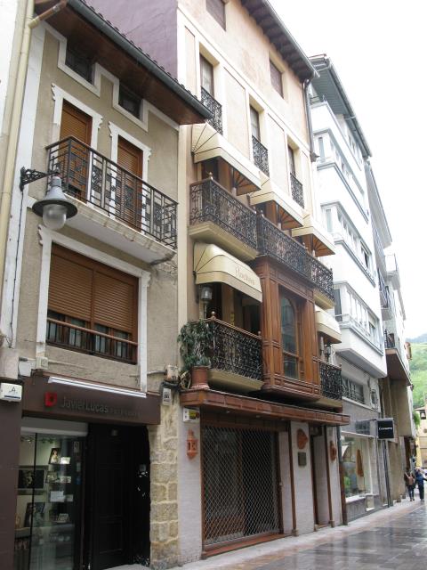 Fachada del edificio de la tienda Rochas en kale Nagusia