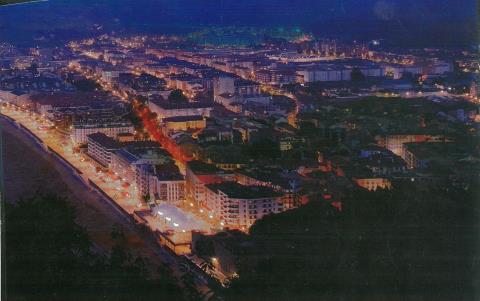 Panorámica nocturna de Zarautz desde Santa Barbara