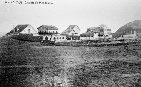Zarautz. Mendilautako txaletak