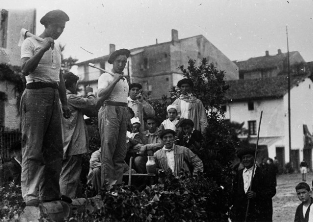 Romería de San Pelayo. Carroza de Aizkolaris.