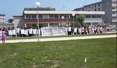Protestak. Zarauzko Lizardi Institutuaren inaugurazioa