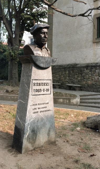 Eskultura. Basarriri omenaldia